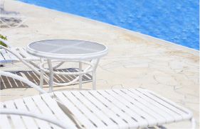 プールサイドに